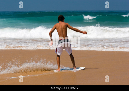 Ein Skimboarder auf Cordoama Strand, Algarve (Portugal).  Skimboarder Sur la Plage de Cordoama, de Algarve (Portugal). Stockfoto