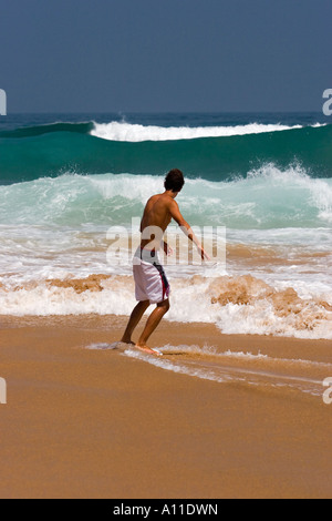 Ein Skimboarder auf Cordoama Strand, Algarve (Portugal).  Skimboarder Sur la Plage de Cordoama, de Algarve (Portugal). Stockfoto