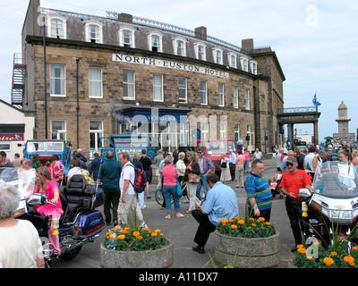 Transport-Fans vor dem North Euston Hotel Stockfoto