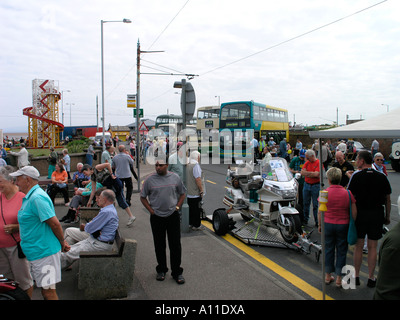 Transport-Fans vor dem North Euston Hotel Stockfoto