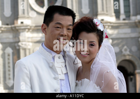 Eine Braut vor St. Josephs Kirche in Peking, China Stockfoto