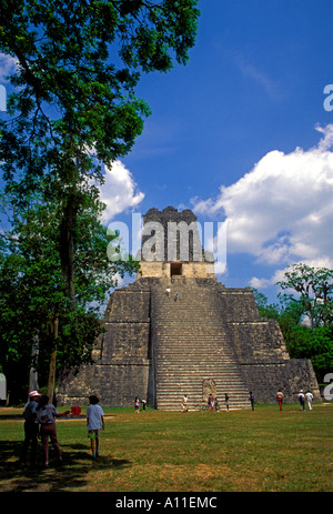 Tempel der Masken aka Pyramide 2a Maya Tempel in der großen Plaza in Tikal Nationalpark El Petén in Guatemala Mittelamerika Stockfoto