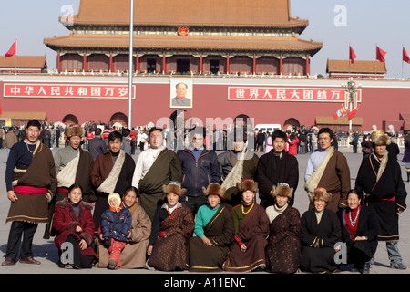 Tibetische Touristen aus Chamdo posieren vor der verbotenen Stadt Tor des himmlischen Friedens, Peking China Stockfoto