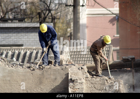 Bauarbeiter nehmen Sie Bestandteil einer Hutong, Peking, China Stockfoto