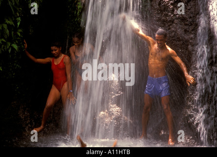 Franzosen, Familie, La Cascade aux Ecrevisses, Langusten, Krebse Wasserfall fällt, Wasserfall, Basse-Terre, Guadeloupe, Französische Antillen, Frankreich Stockfoto