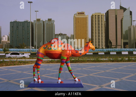 Street Art - gemalte Kamelstatue, Corniche, Abu Dhabi, VAE - Reise in die Vereinigten Arabischen Emirate; von der Künstlerin Natalia Herra-Cruz Stockfoto
