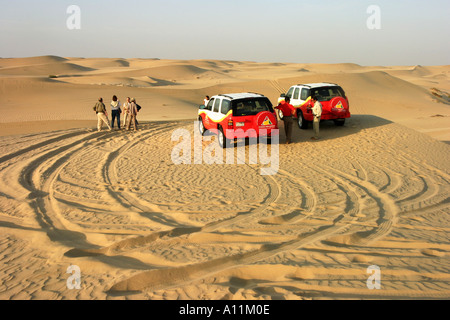 Arabische Wüste 4 Rad Antrieb Autoreise, Abu Dhabi, Vereinigte Arabische Emirate, Naher Osten, Konzept von Abenteuerreisen Stockfoto