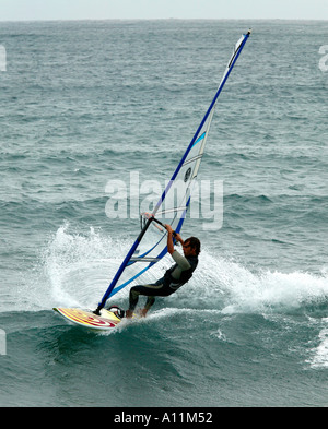 Einsamer Windsurfer Surfen in El Medano Teneriffa Kanarische Inseln Stockfoto