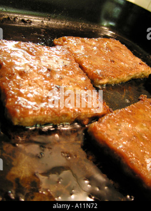 In Scheiben geschnittene Lorne Wurst in Pfanne braten Stockfoto