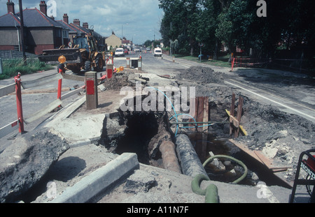 Platzen Sie Kanalisation Hauptursachen Loch in der Straße am Caister am Meer Norfolk Stockfoto