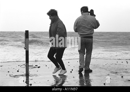 Mann & Frau mutig Nordsee Wellen bei Sturm Stockfoto