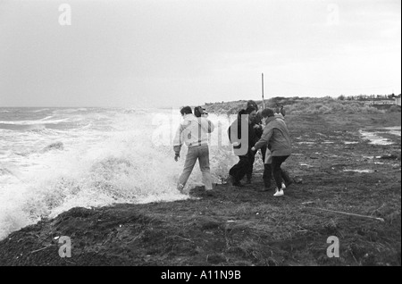 Wellen brechen Ufermauer am Caister in Norfolk Stockfoto