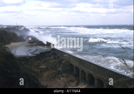 Ufermauer Verletzung bei Caister-sur-mer in Norfolk, England, 1997 Stockfoto