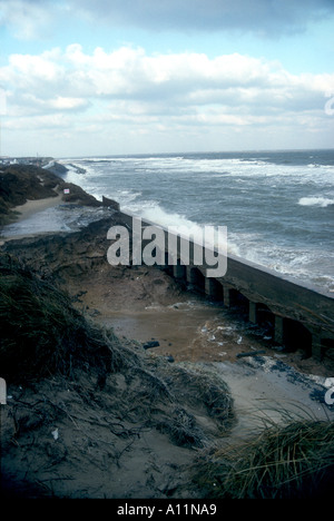 Ufermauer Verletzung bei Caister-sur-mer in Norfolk, England, 1997 Stockfoto