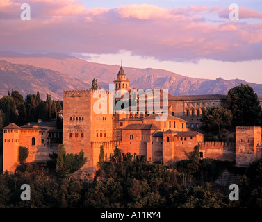 Alhambra in der Abenddämmerung mit dem Pico de Veleta in der Sierra Nevada Bergkette in der Ferne, Granada, Andalusien, Spanien Stockfoto