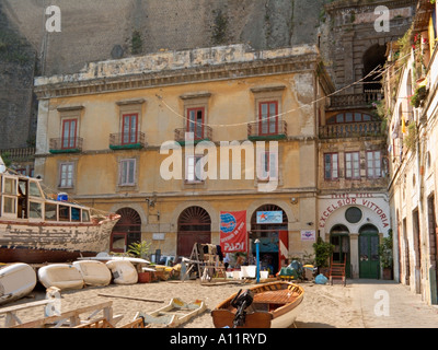 Das Grand Hotel Excelsior Vittoria Strandeingang zum privaten Hotelaufzug in Marina Piccola, Sorrent, Amalfiküste, Bucht von Neapel, Italien Stockfoto