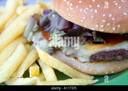 Cheeseburger und Pommes Frites auf einem Teller grün Stockfoto