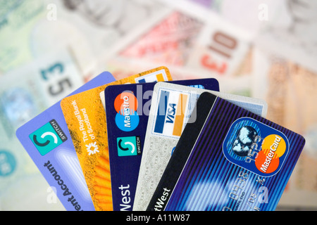 Britische UK Kreditkarten über englische Banknoten Stockfoto