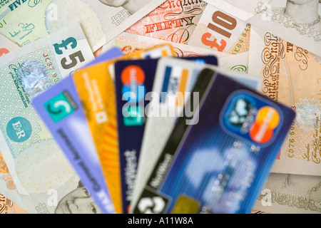 Britische UK Kreditkarten über englische Banknoten Stockfoto