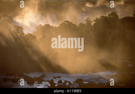 Spray auf der argentinischen Seite des Iguaçu-Wasserfälle (Cataratas del Iguazu) Beleuchtung, Argentinien gesehen von den Cataratas do Iguacu, Brasilien Stockfoto