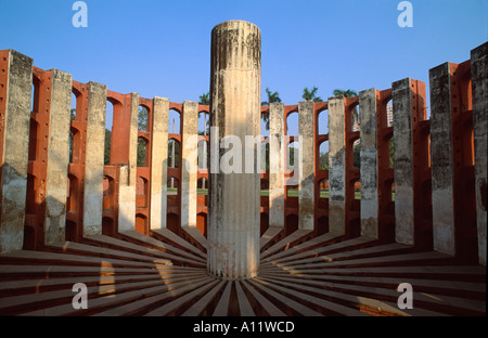 Innere des Ram Yantra (Höhe Azimut Instrument), Stein Sternwarte Jantar Mantar, New Delhi, Indien Stockfoto