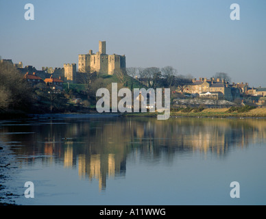 Warkworth Castle über den Fluß Coquet im Winter, warkworth, Northumberland, England, UK. Stockfoto