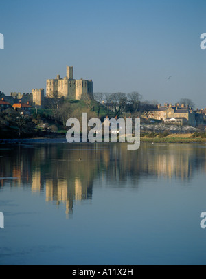 Mittelalterliche Warkworth Castle und das Dorf über den Fluß Coquet im Winter, warkworth, Northumberland, England, UK. Stockfoto