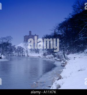 Warkworth Castle gesehen über Fluß Coquet im Winter, Warkworth, Northumberland, England, UK Stockfoto