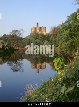 Warkworth Castle über den Fluß Coquet gesehen auf einem noch Sommerabend, warkworth, Northumberland, England, UK. Stockfoto