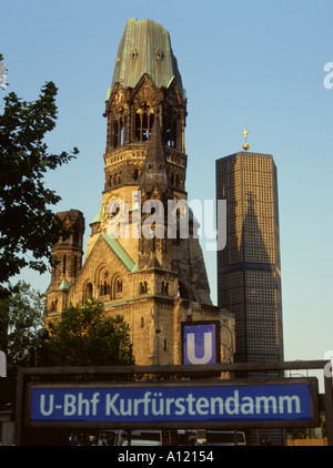 Deutschland Berlin Kaiser Wilhelm Denkmal Kirche Kurfürstendamm U Bahn station Stockfoto