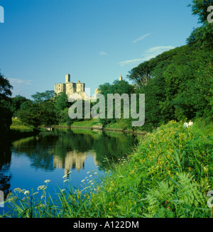 Warkworth Castle gesehen über Fluß Coquet, Warkworth, Northumberland, England, UK Stockfoto