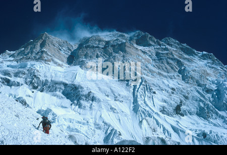 Klettern von Lager zu Lager 3 auf der Südseite des Annapurna 1 2 Stockfoto