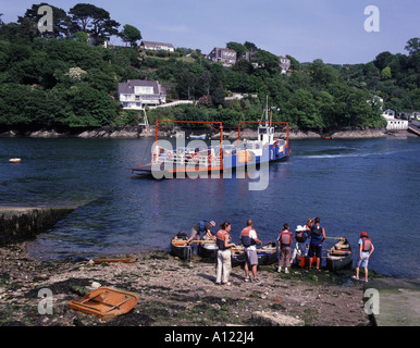 Fußgänger und Autos auf der Fähre über den Fluss Fowey zwischen Bodinink und Fowey Stockfoto