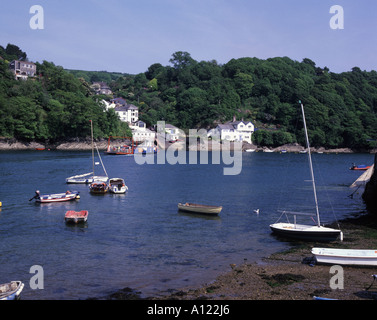 Fußgänger und Autos auf der Fähre über den Fluss Fowey zwischen Bodinink und Fowey Stockfoto