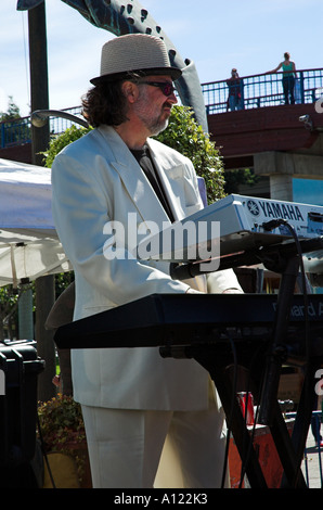 Mann spielen Tastatur in einer Band spielen am Pier 39 in San Francisco Stockfoto