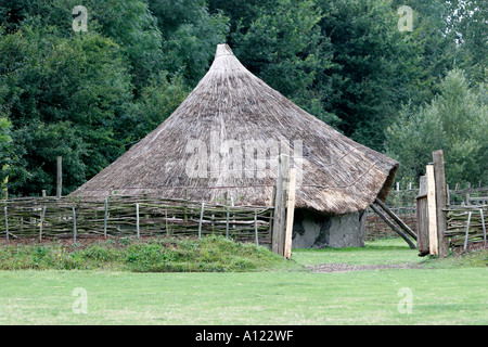 Rekonstruktion einer alten Lehmhütte Stockfoto