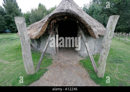 Rekonstruktion einer alten Lehmhütte Stockfoto
