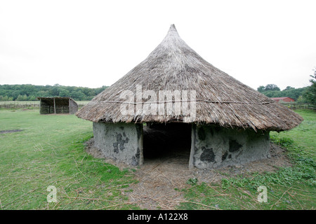 Rekonstruktion einer alten Lehmhütte Stockfoto