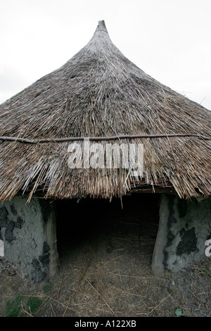 Rekonstruktion einer alten Lehmhütte Stockfoto