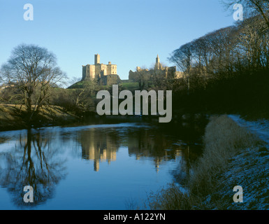 Mittelalterliche Warkworth Castle über den Fluß Coquet gesehen an einem kalten Wintertag, warkworth, Northumberland, England, UK. Stockfoto