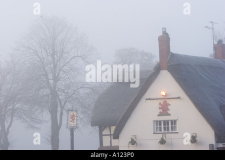 Hütten im Dorf Avebury Wiltshire eingehüllt in Nebel an einem frostigen Wintertag s Stockfoto