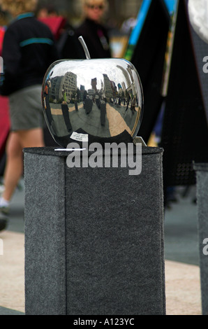 Skulptur eines Apfels an einer Kunstausstellung und Verkauf in Union Square, San Francisco, Kalifornien, USA Stockfoto