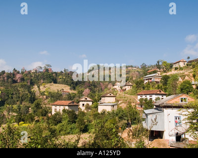 Häuser in KAVRE Dorf mit blühenden Kirschbäume Bäume auf terrassenförmig angelegten Hügel Dhulikhel Kathmandu Tal Nepal Asien Stockfoto