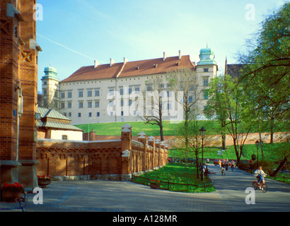 Königsschloss und Planty Park im Frühjahr Krakau Polen Stockfoto