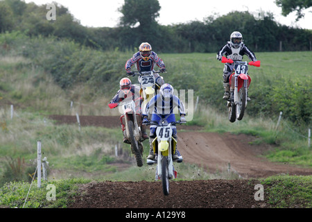 Reiter geht über Sprünge beim Motocross-Rennen in Tandragee Motocross Strecke Grafschaft, Nord-Irland Stockfoto