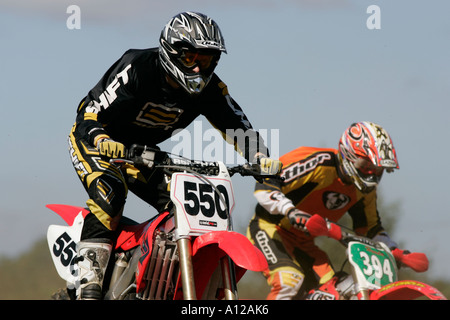 zwei Fahrer springen in die Luft zusammen mit Tandragee Motocross Strecke Grafschaft, Nord-Irland Stockfoto