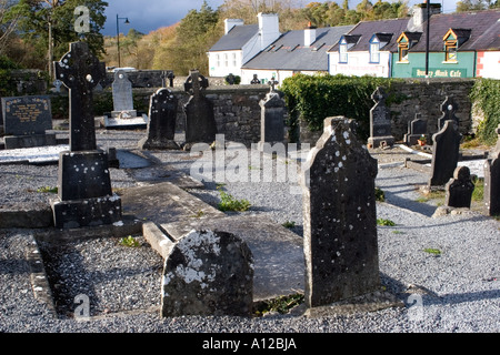 Alte Grabsteine im Kirchhof. Cong, County Mayo, Irland. Stockfoto