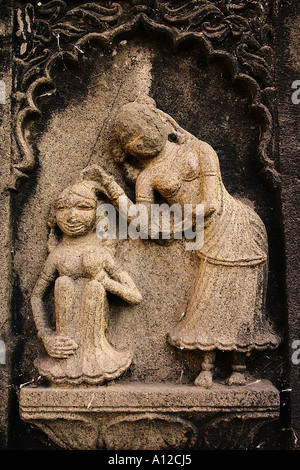 RSC75063 Skulptur von Mutter und Tochter auf Wand Ahilayabai Tempel Indiens geschnitzt Stockfoto