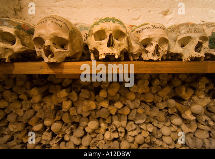 Bemalte Doppelzweier im Beinhaus Hallstatt Österreichs Stockfoto