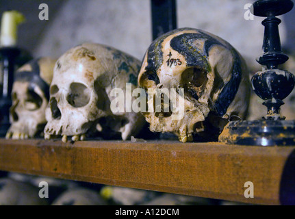 Bemalte Doppelzweier im Beinhaus Hallstatt Österreichs Stockfoto